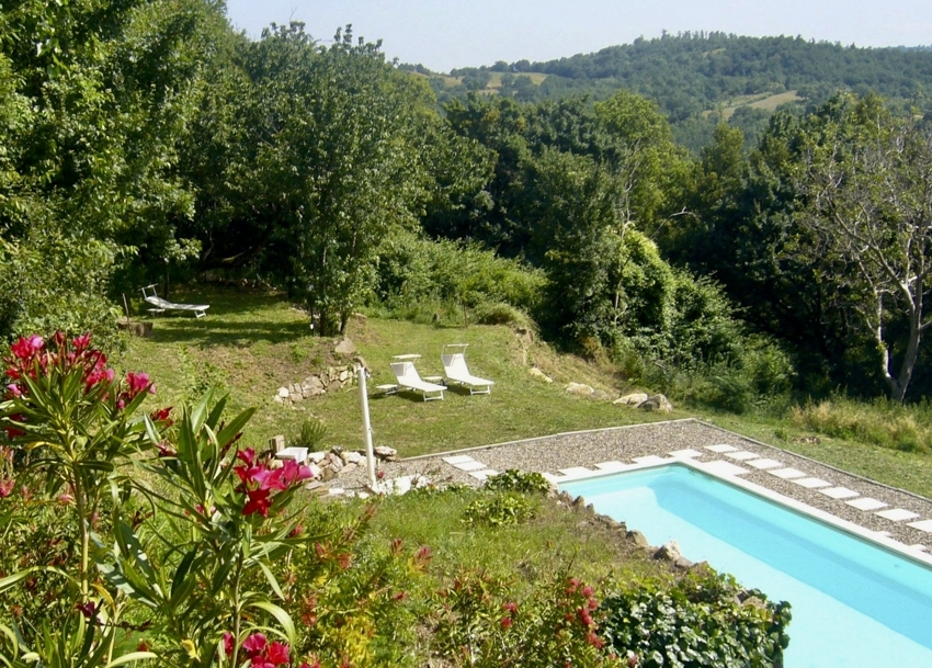 Garten mit Pool und Hanglage