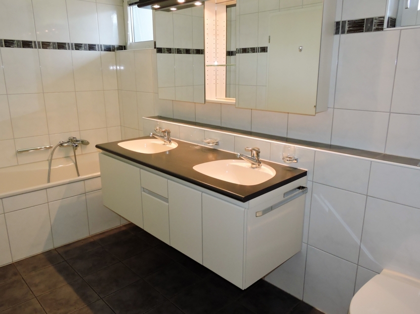 Modernes Badezimmer mit Doppelwaschtisch