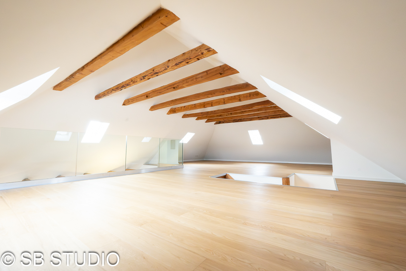 Ausgebauter Dachboden mit sichtbaren Holzbalken