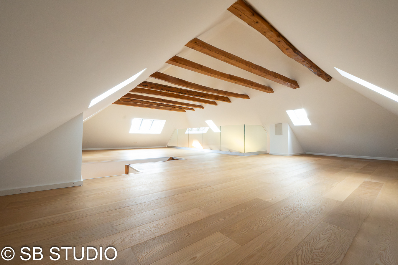 Ausgebauter Dachboden mit sichtbaren Holzbalken