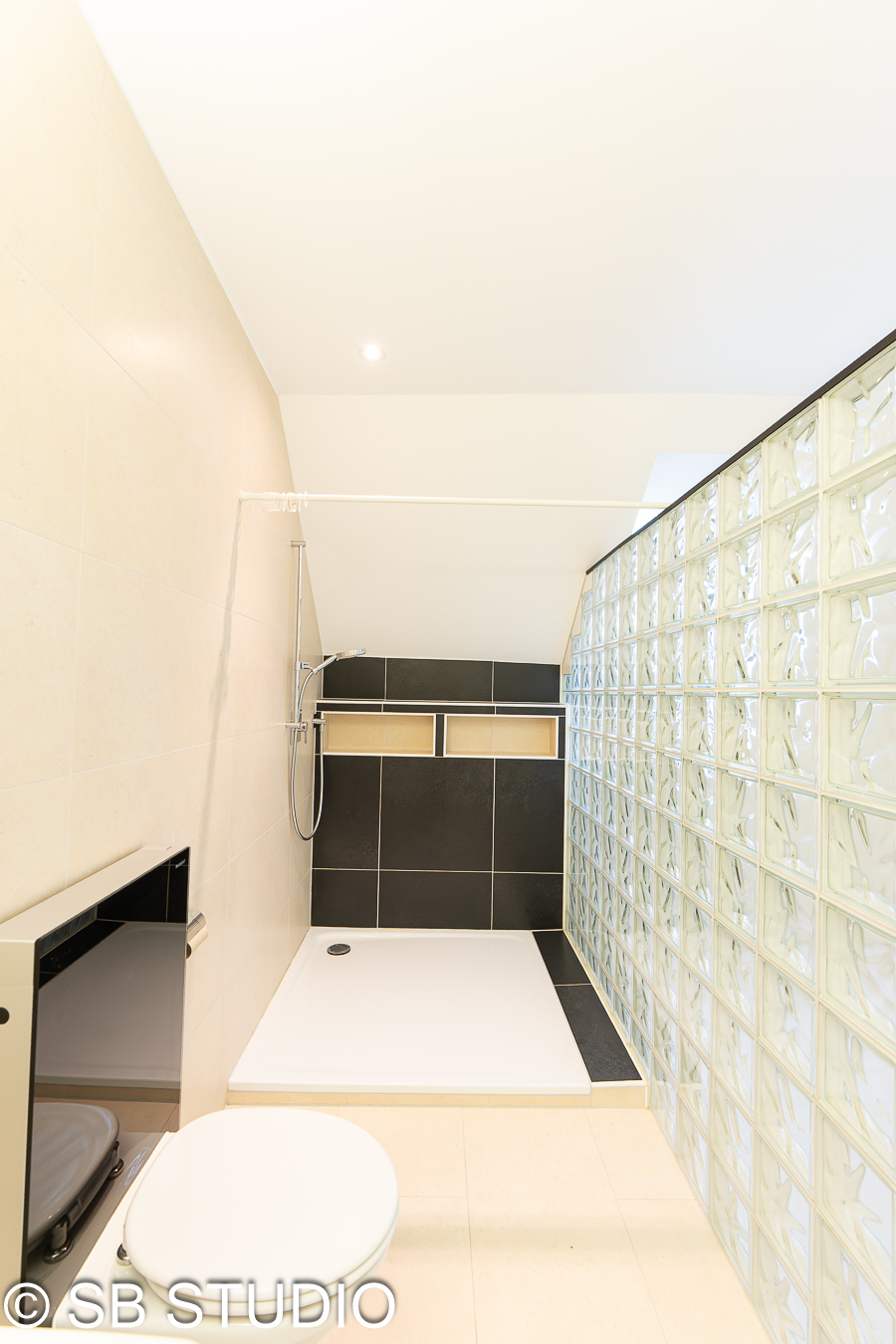 Modernes Badezimmer mit Walk-in-Dusche