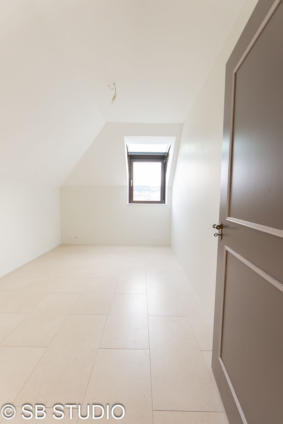 Heller leerer Dachraum mit Fenster