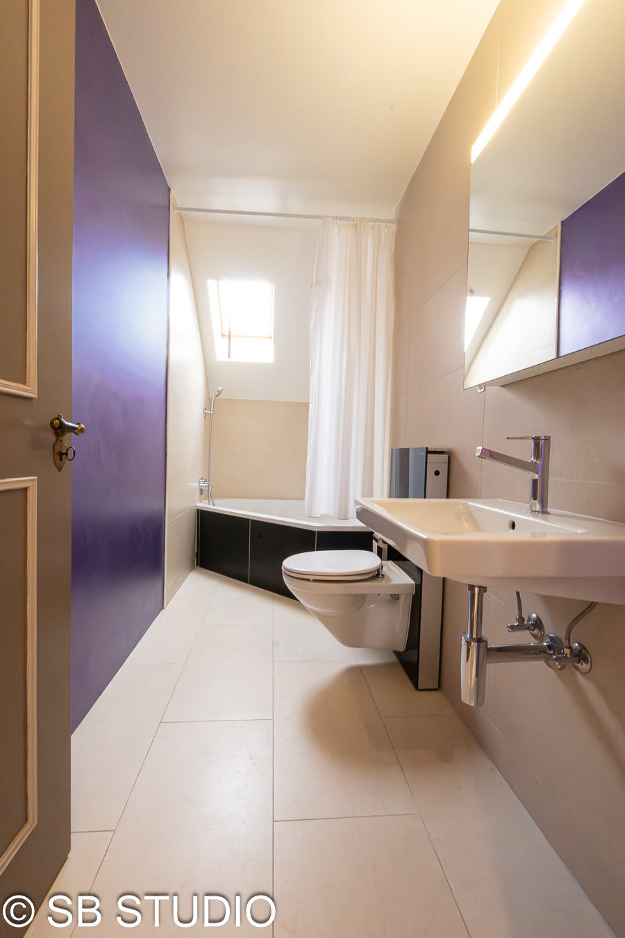 Modernes Bad mit Badewanne, WC und Waschtisch