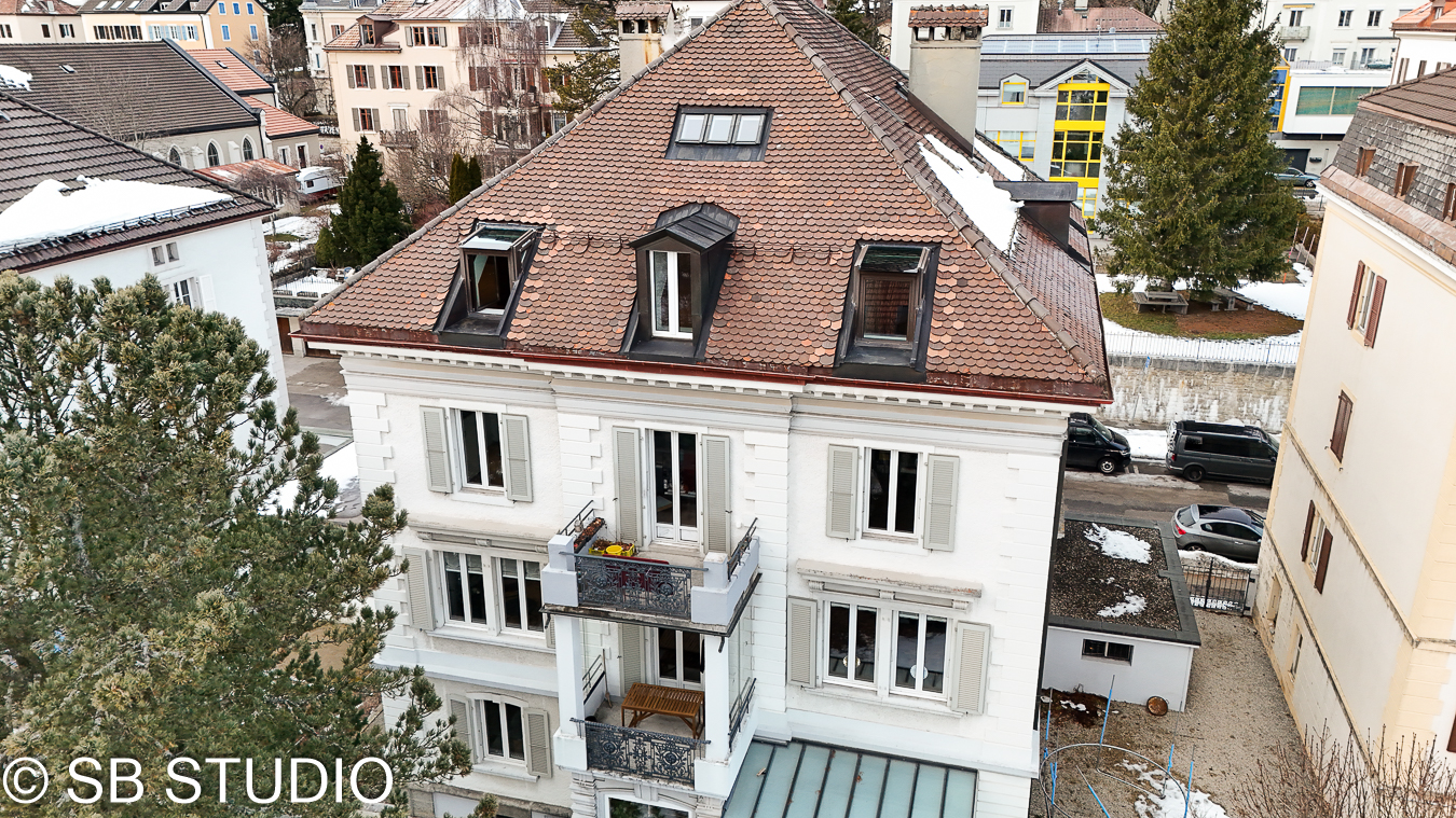 Historisches Wohnhaus mit Mansarddach und Balkonen