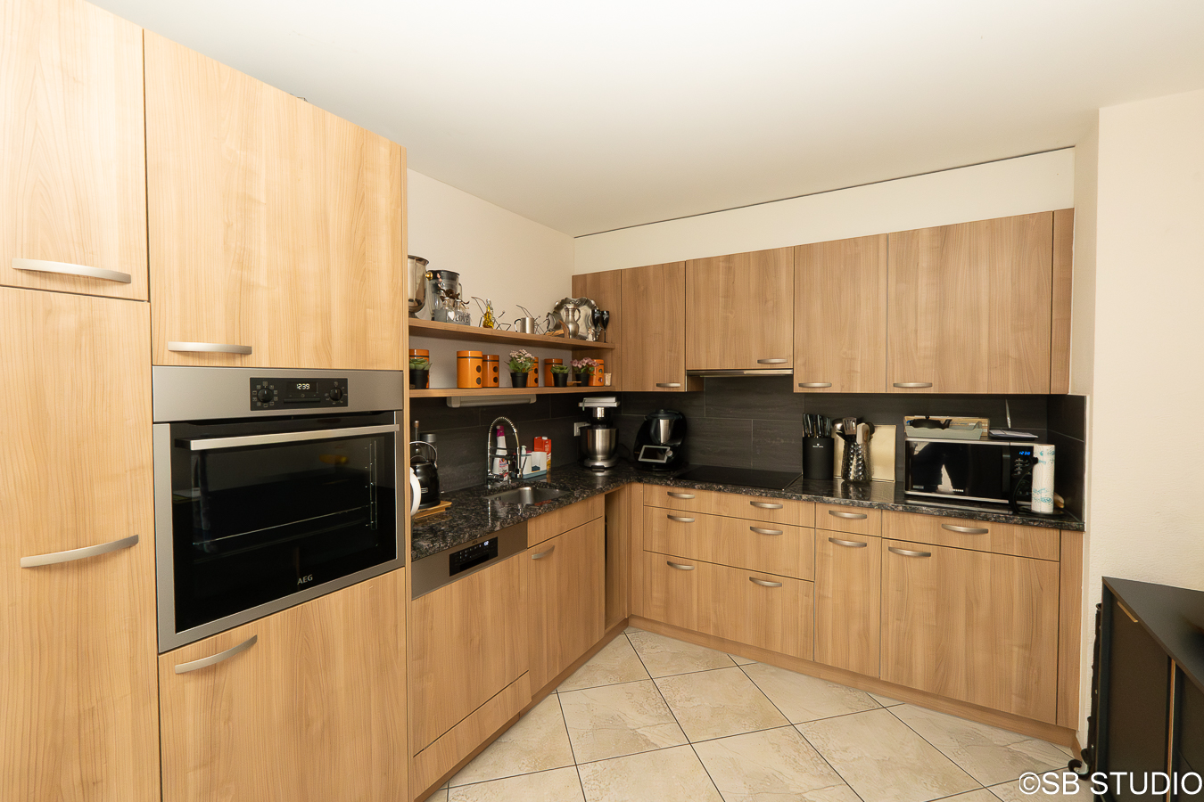 Moderne Einbauküche in L-Form