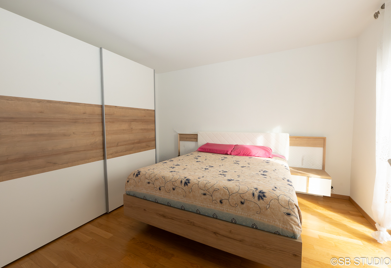 Helles Schlafzimmer mit Holzdetails