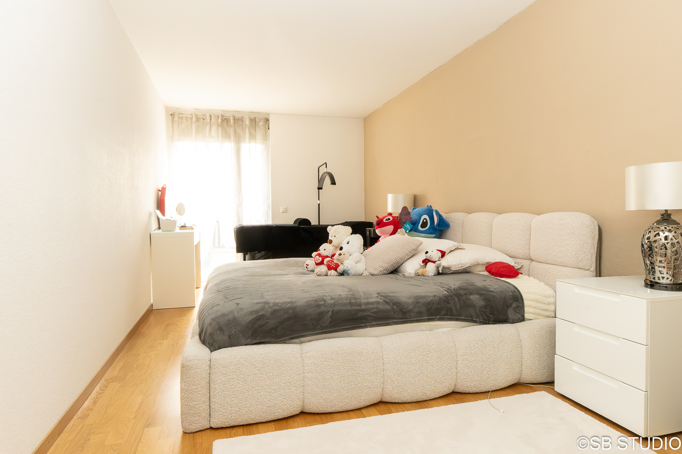 Helles Schlafzimmer mit gepolstertem Bett