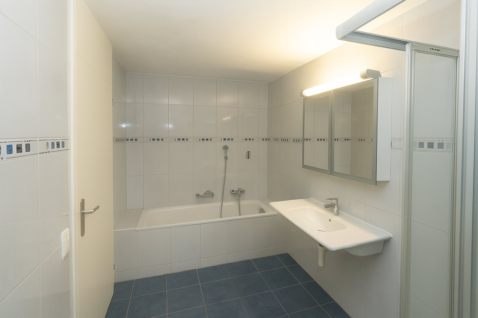 Modernes Badezimmer mit Badewanne und Waschbecken