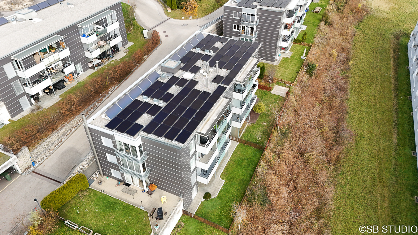 Luftaufnahme eines Mehrfamilienhauses mit Solardach