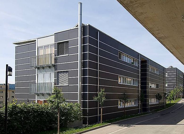 Modernes Mehrfamilienhaus von außen
