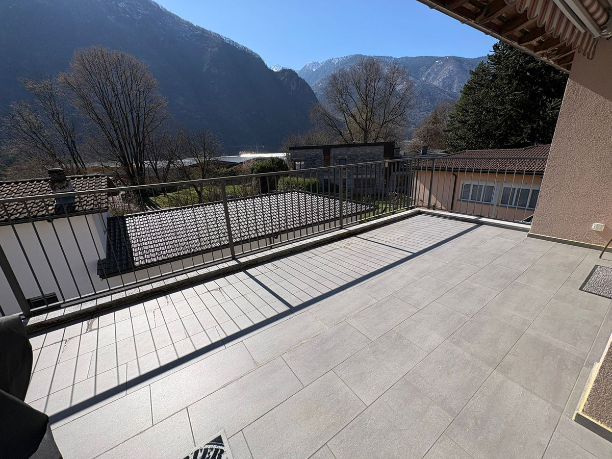 Große Terrasse mit Bergblick