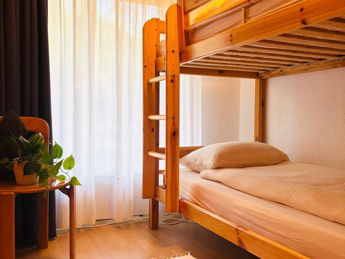 Gemütliches Schlafzimmer mit Etagenbett