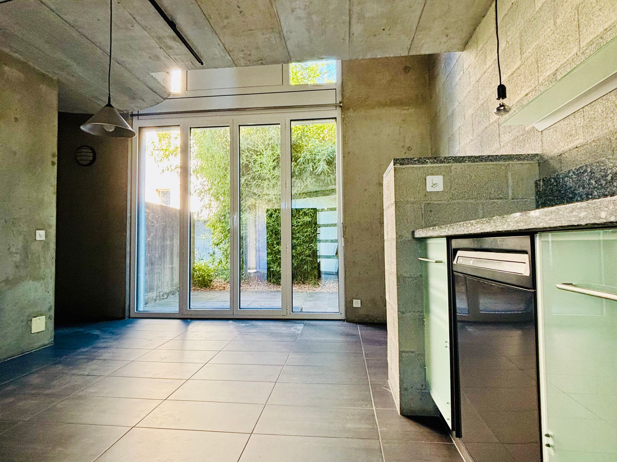 Moderne Innenansicht mit Terrassentür und Küchenbereich