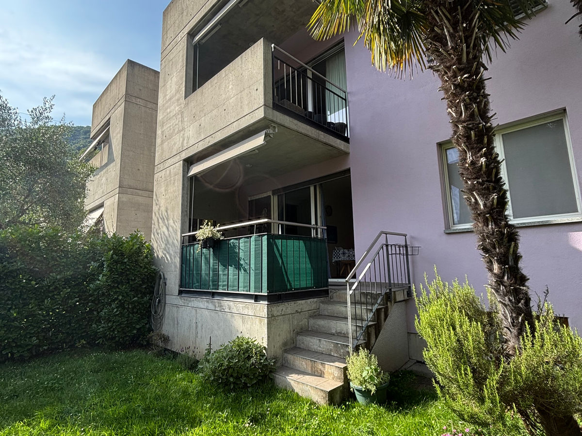 Modernes Wohnhaus mit Balkon und Garten