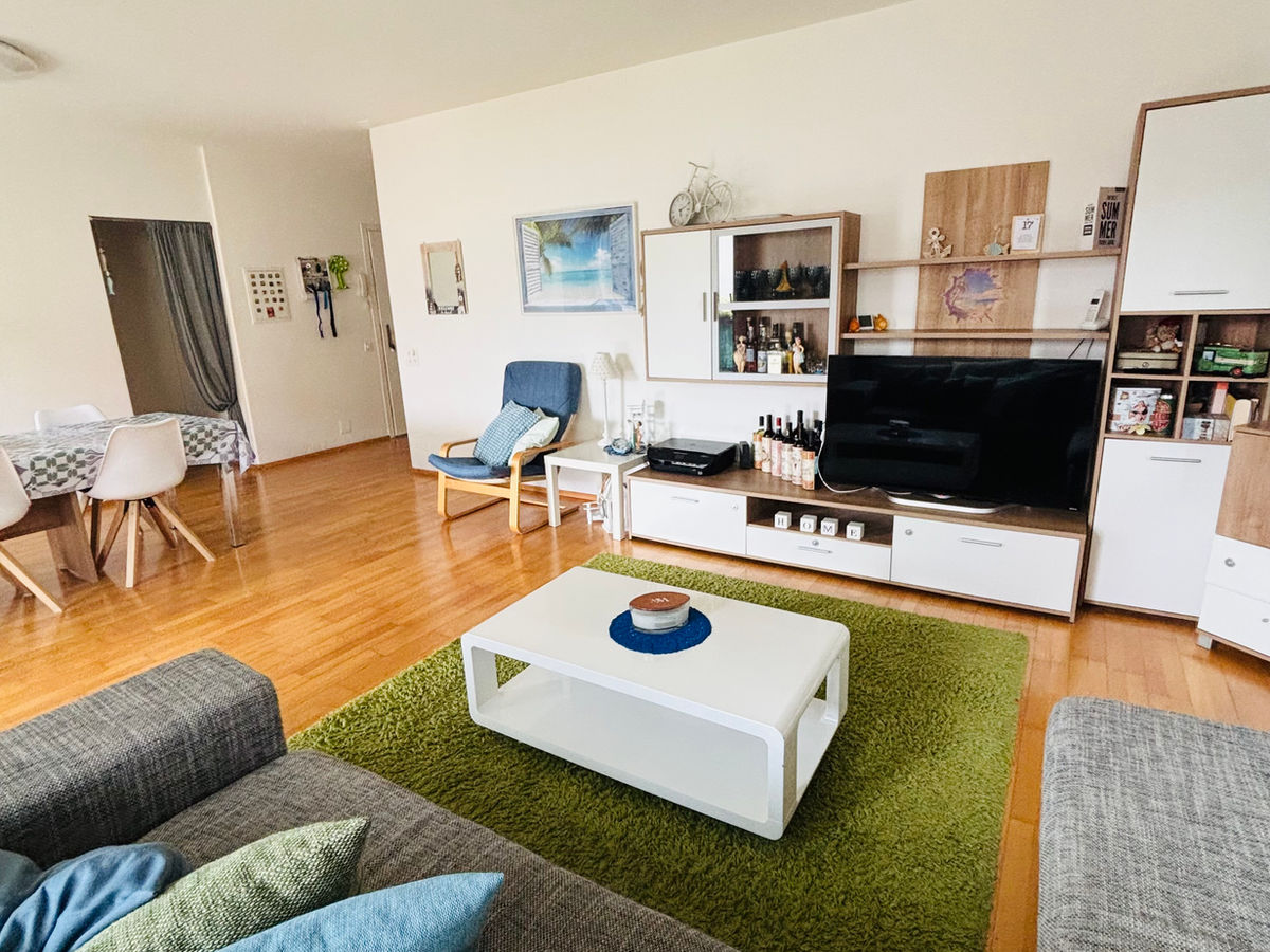 Wohnzimmer mit Essbereich und Medienwand