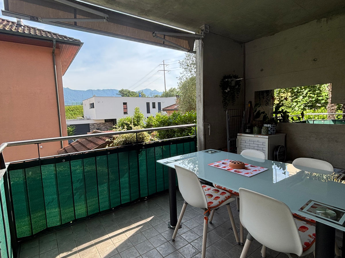 Überdachter Balkon mit Essplatz und Bergblick