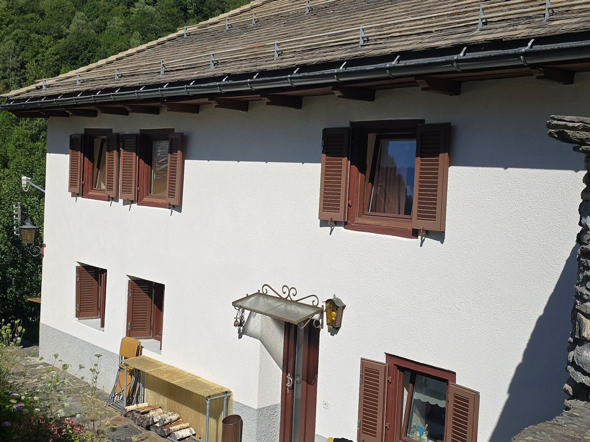 Alpines Wohnhaus mit Holzfenstern
