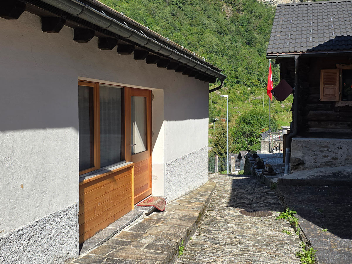 Alpenhaus mit schmalem Steinweg