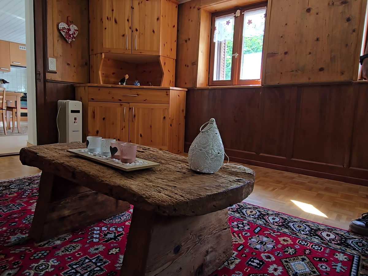 Rustikales Wohnzimmer mit Holzmöbeln