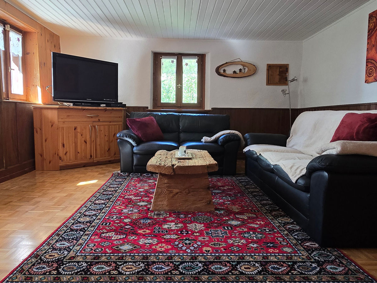 Gemütliches Wohnzimmer mit Holzverkleidung