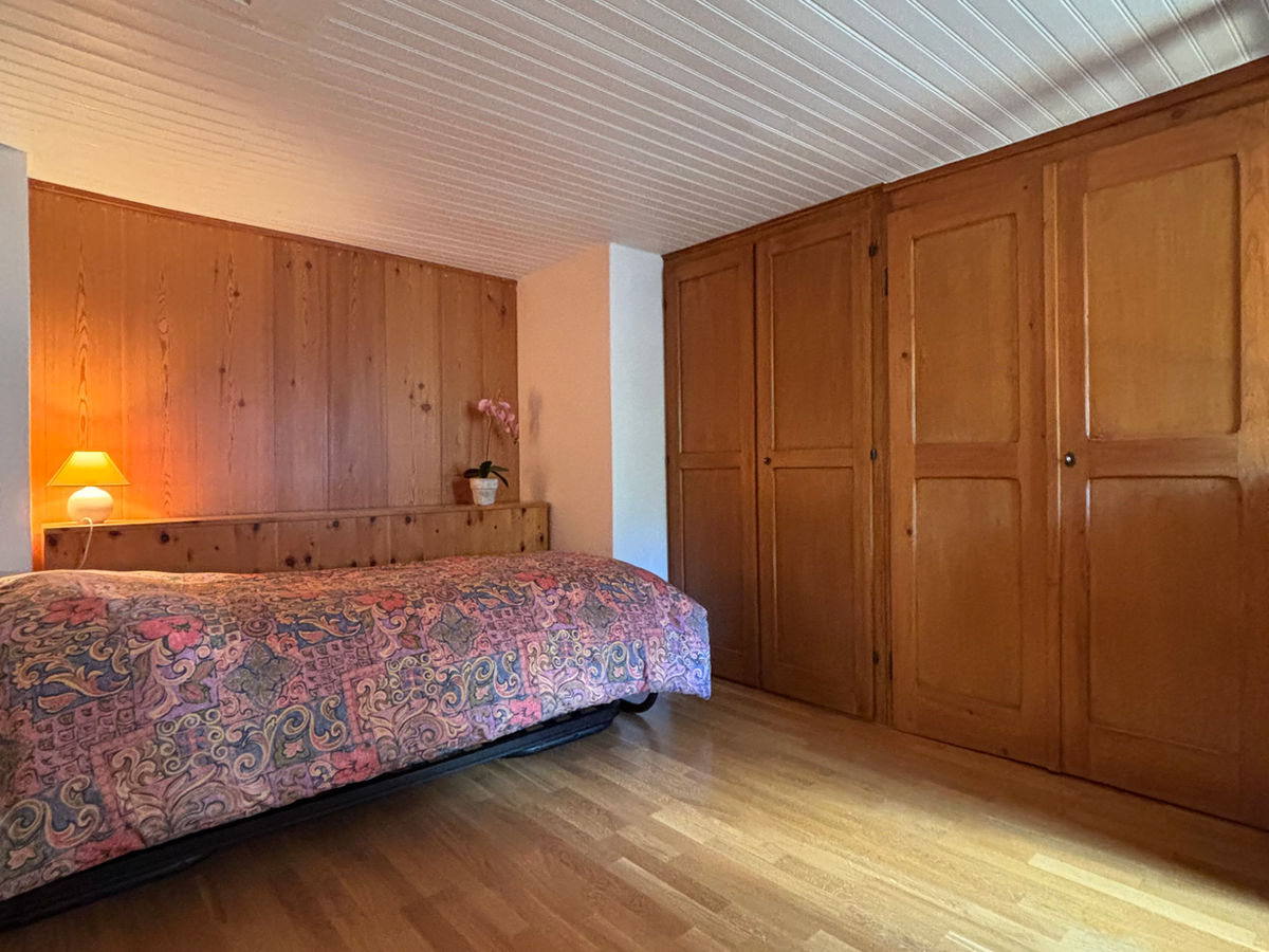 Gemütliches Schlafzimmer mit Holzvertäfelung