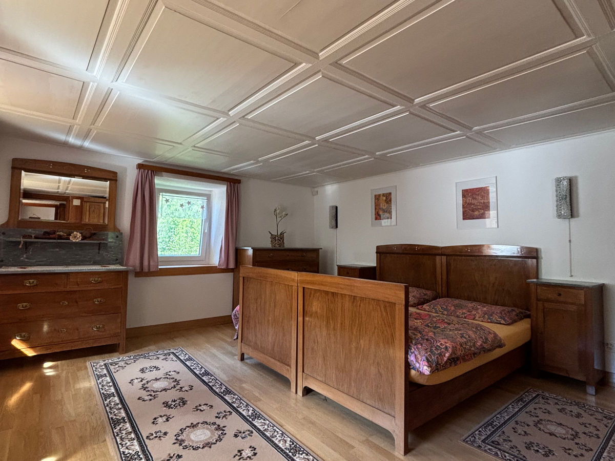 Ruhiges Schlafzimmer mit Holzmöbeln