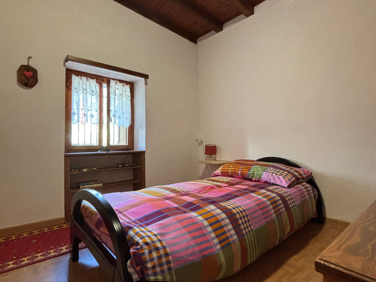 Schlichtes Schlafzimmer mit Einzelbett