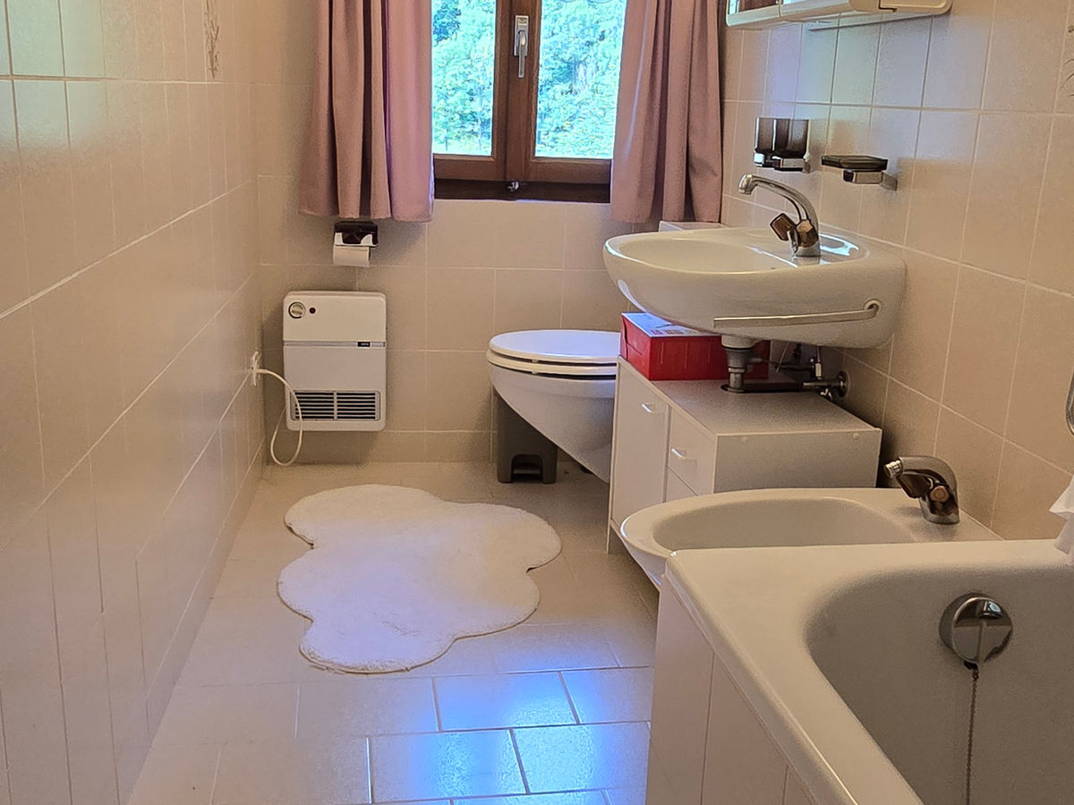 Kleines helles Badezimmer mit WC und Wanne