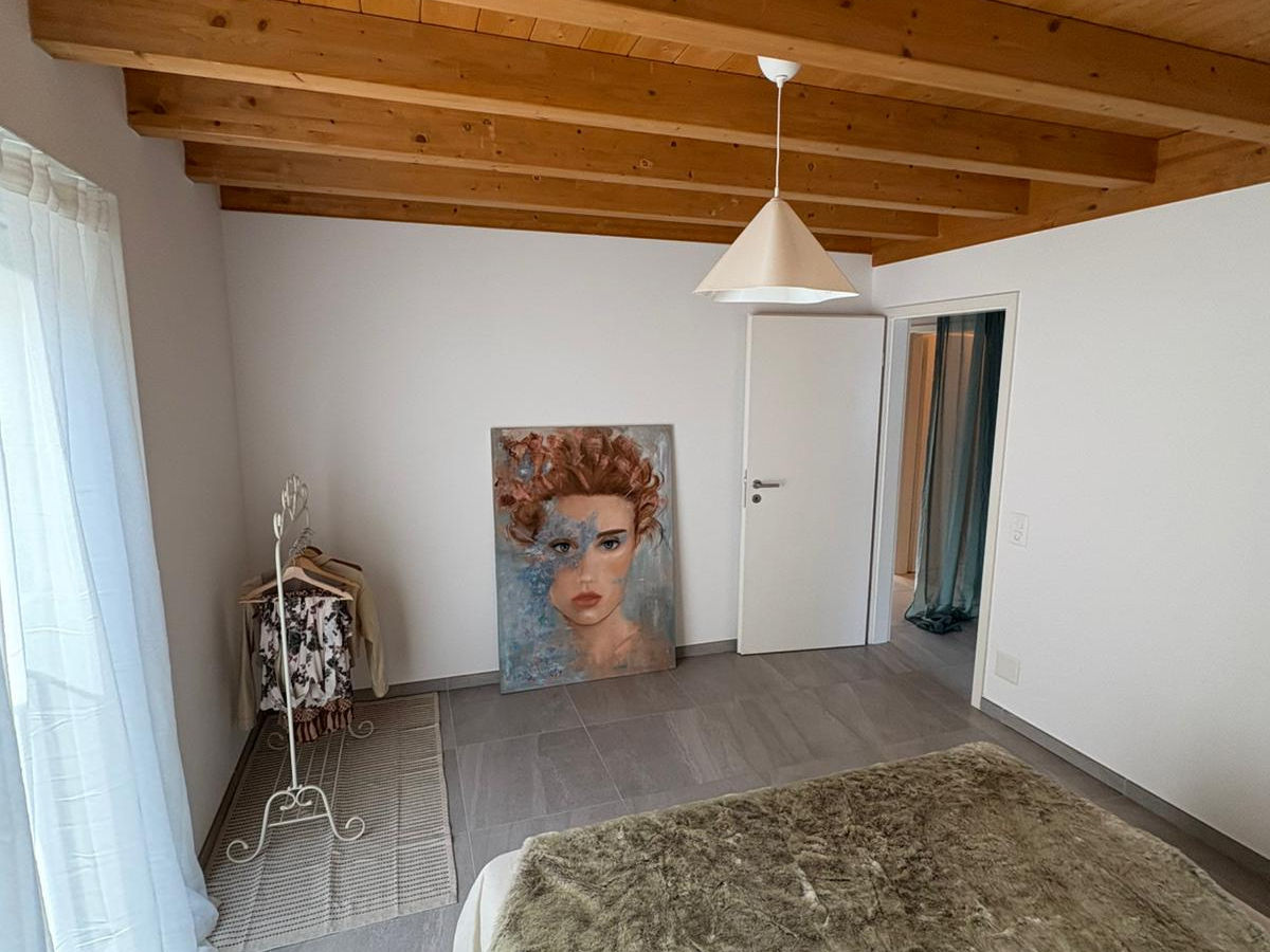 Schlafzimmer mit Holzbalkendecke