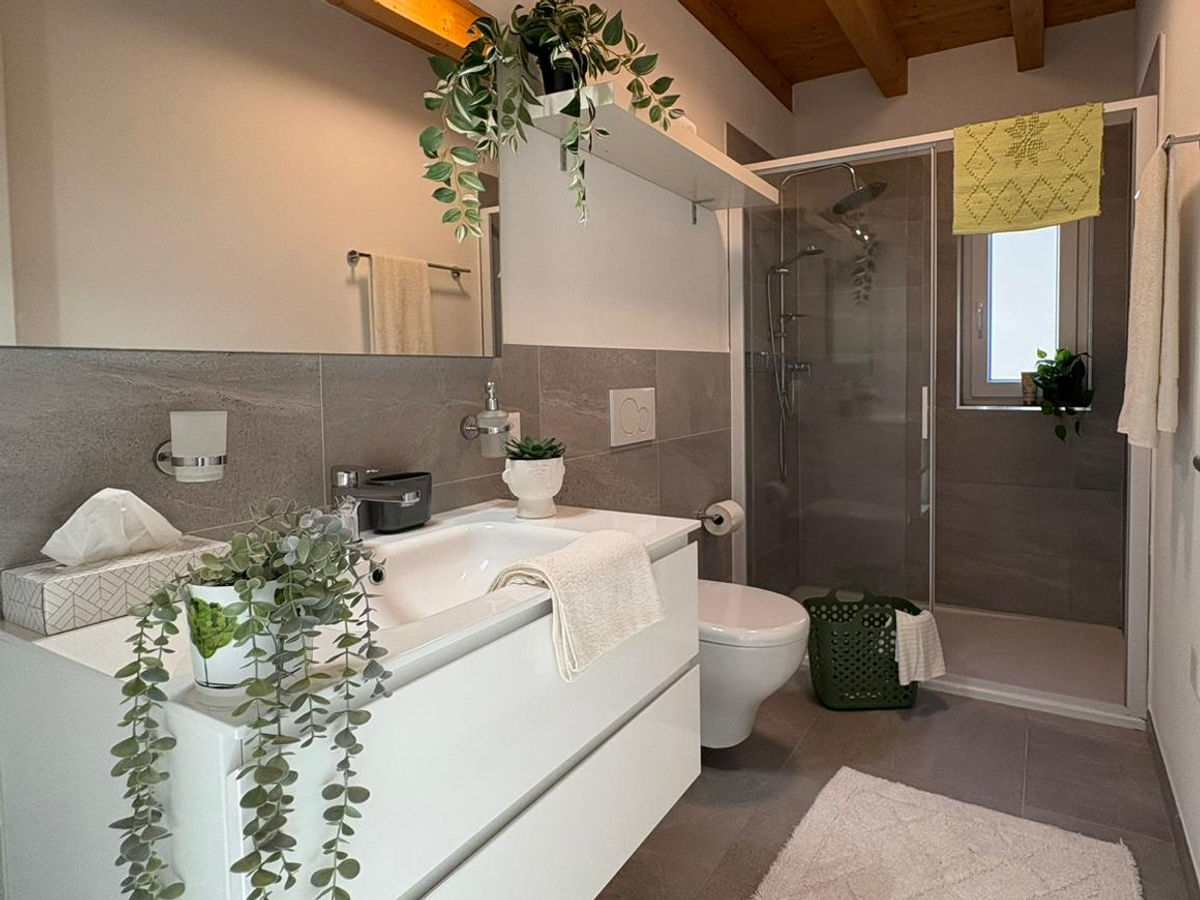 Modernes Badezimmer mit Dusche und Holzdecke