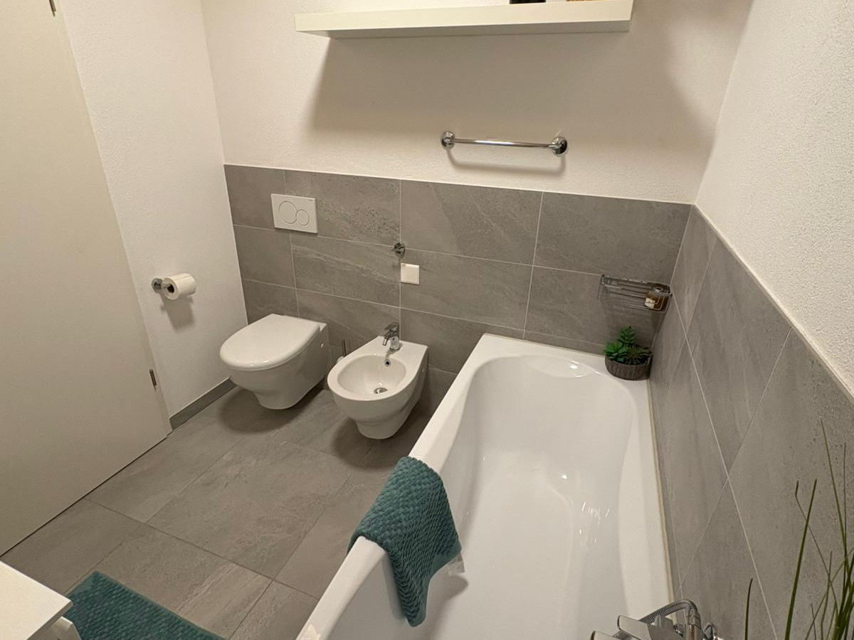 Modernes Bad mit Badewanne, WC und Bidet