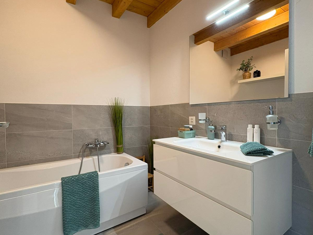 Modernes Badezimmer mit Badewanne und Waschtisch