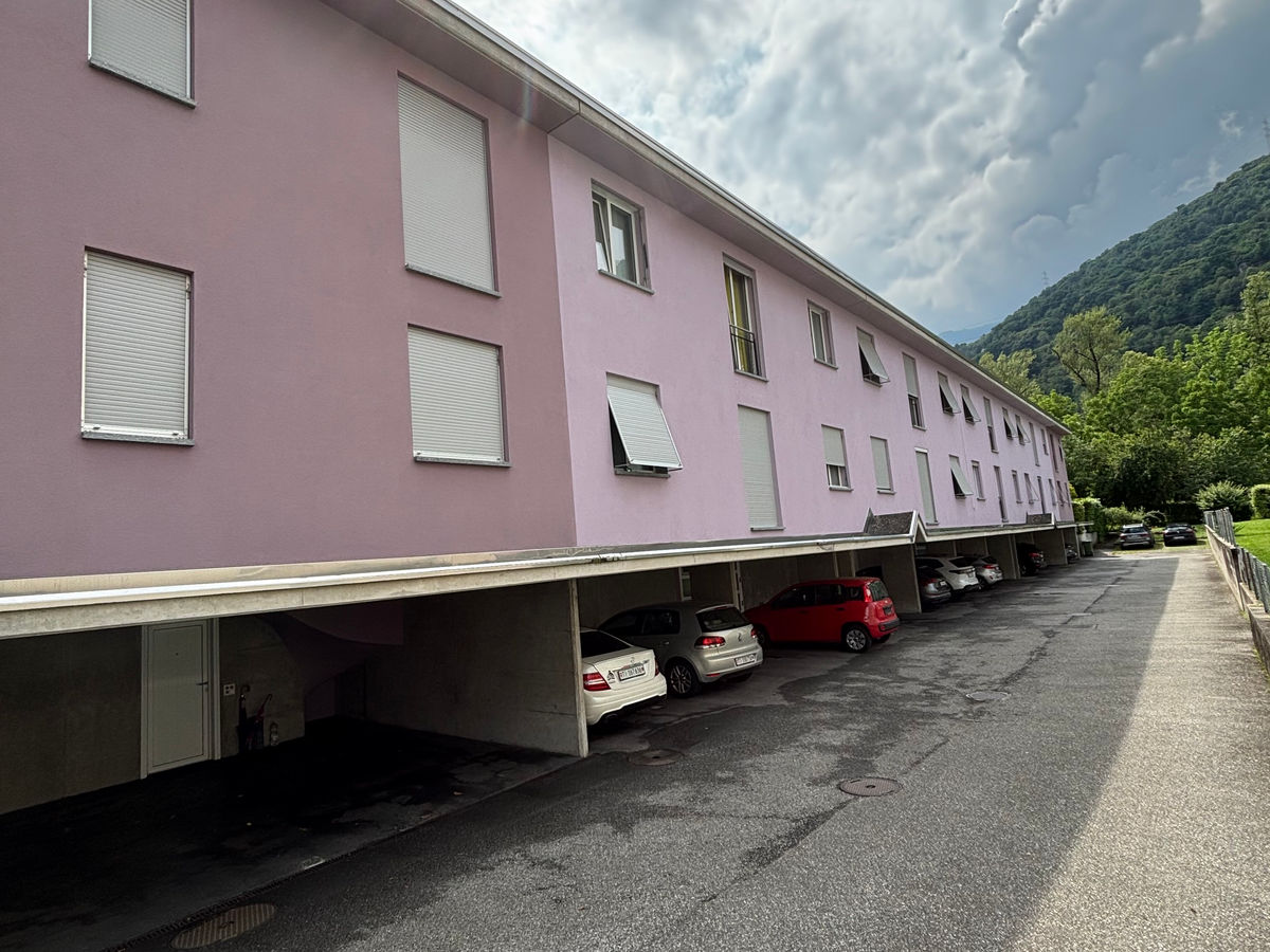 Mehrfamilienhaus mit Stellplätzen
