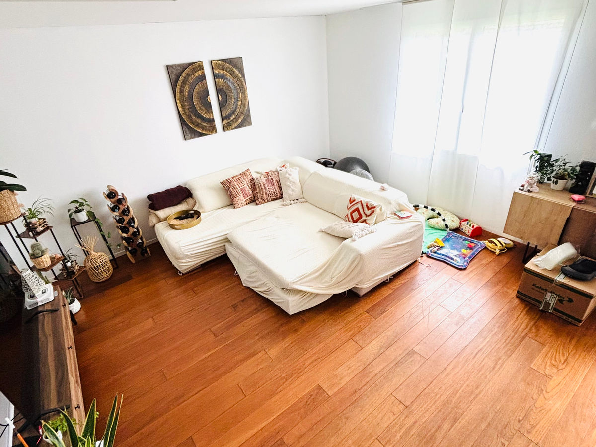 Helles Wohnzimmer mit Ecksofa