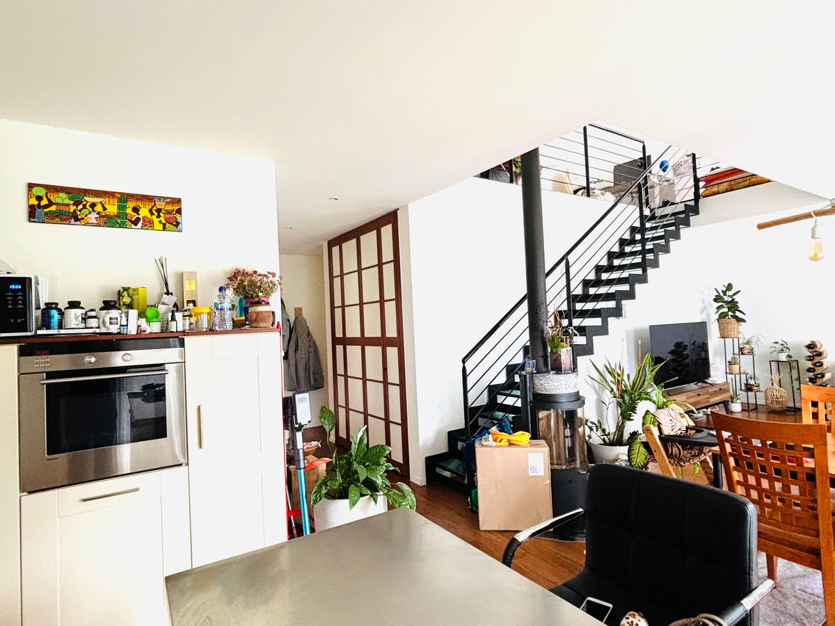Offener Wohn-Essbereich mit Treppe und Küchenzeile