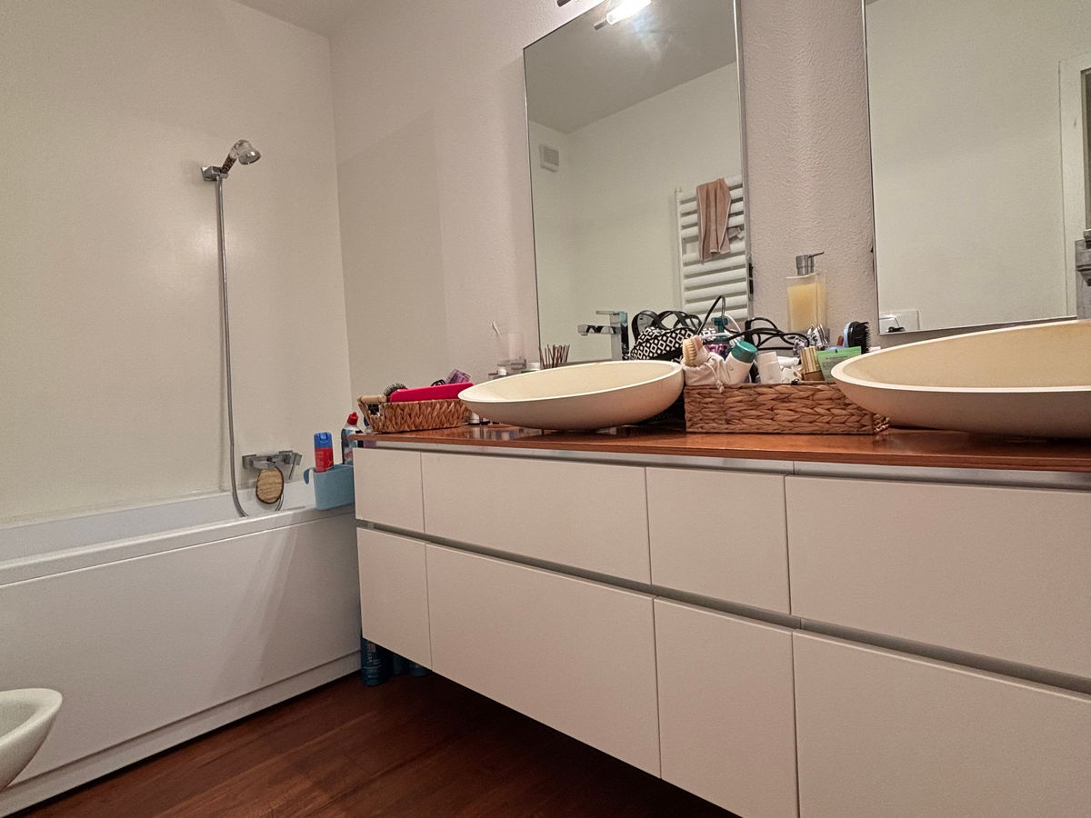 Modernes Badezimmer mit Doppelwaschbecken und Wanne