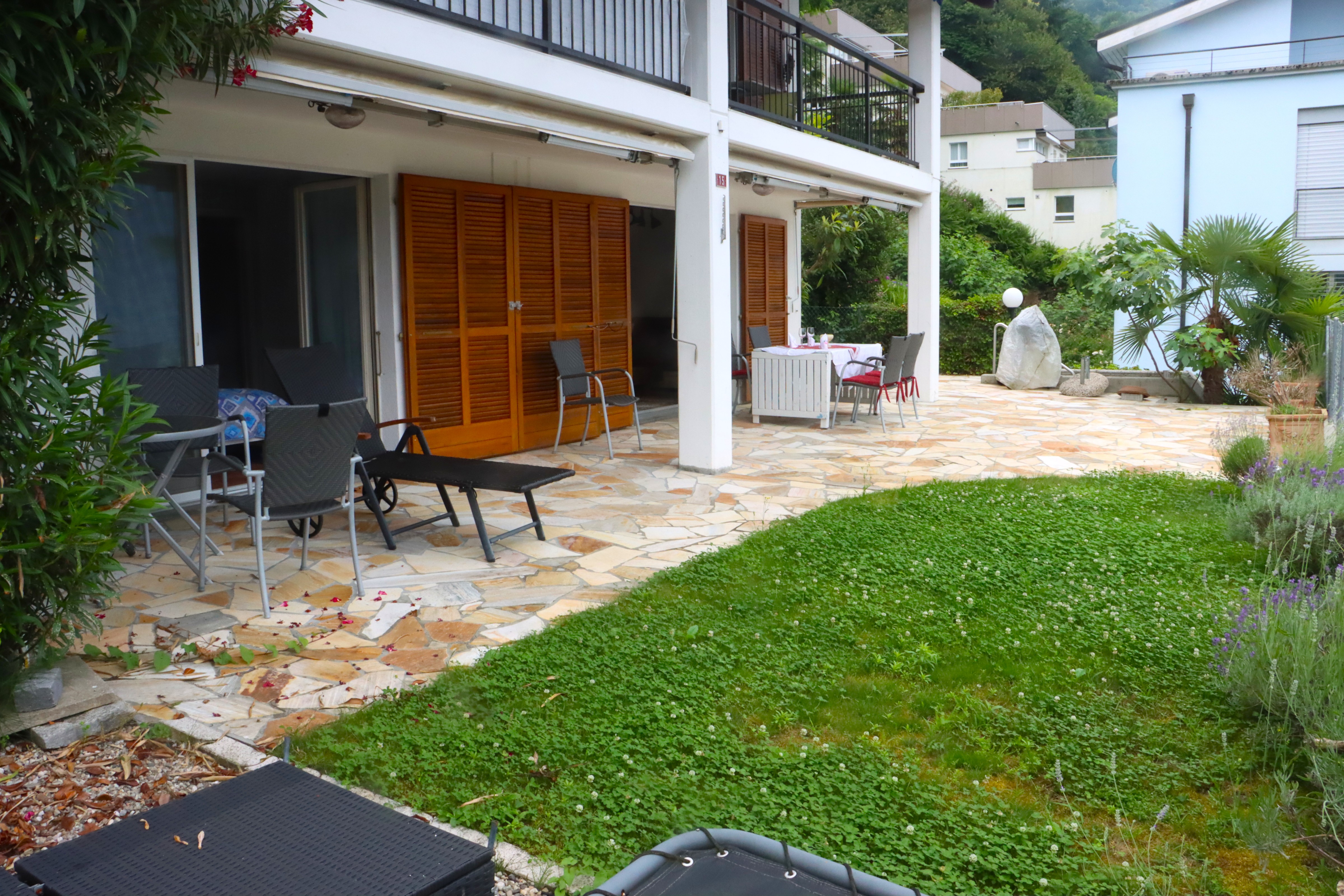 Terrasse mit Garten und Sitzbereich
