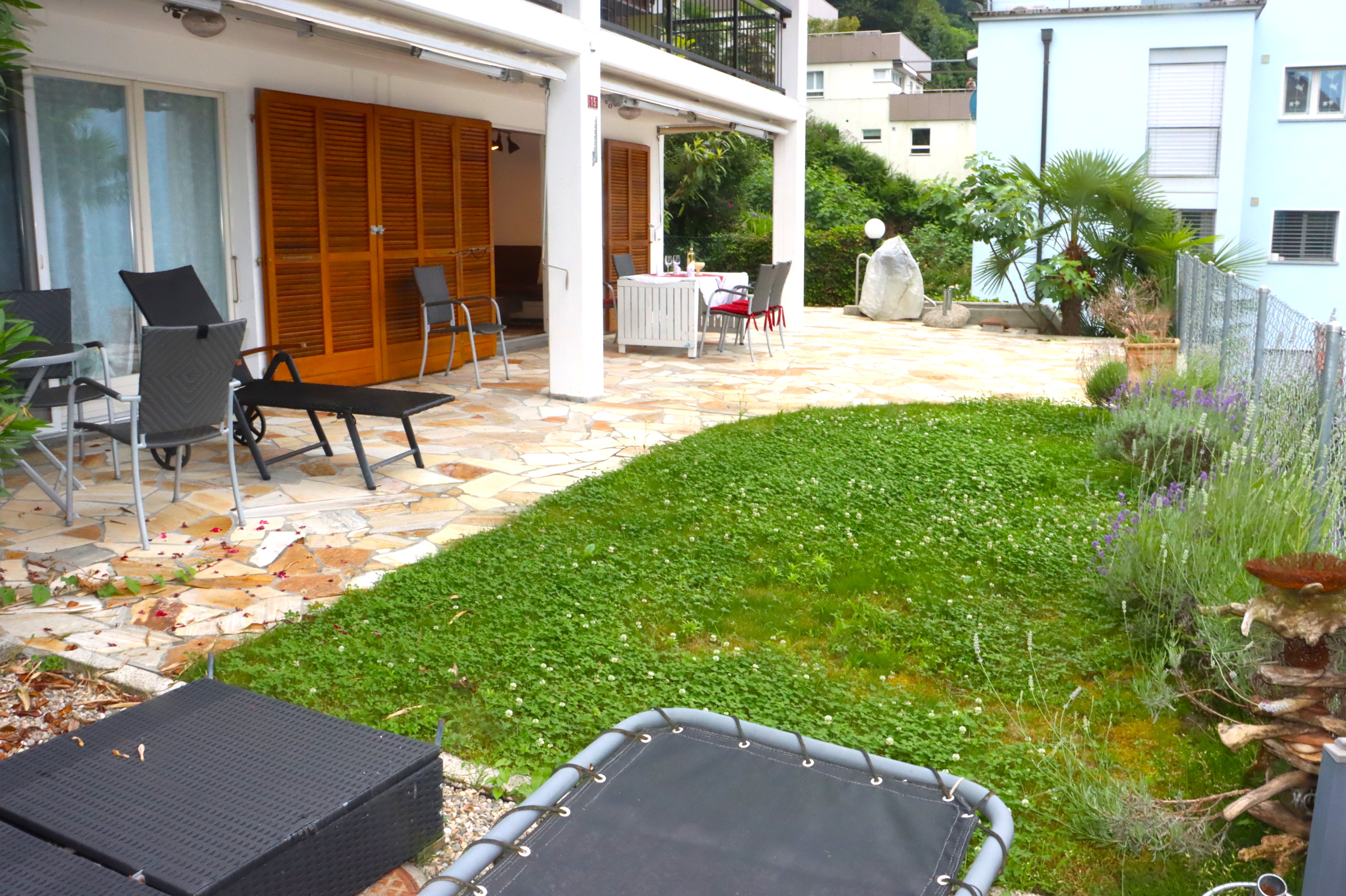 Terrasse mit Garten und Sitzbereich