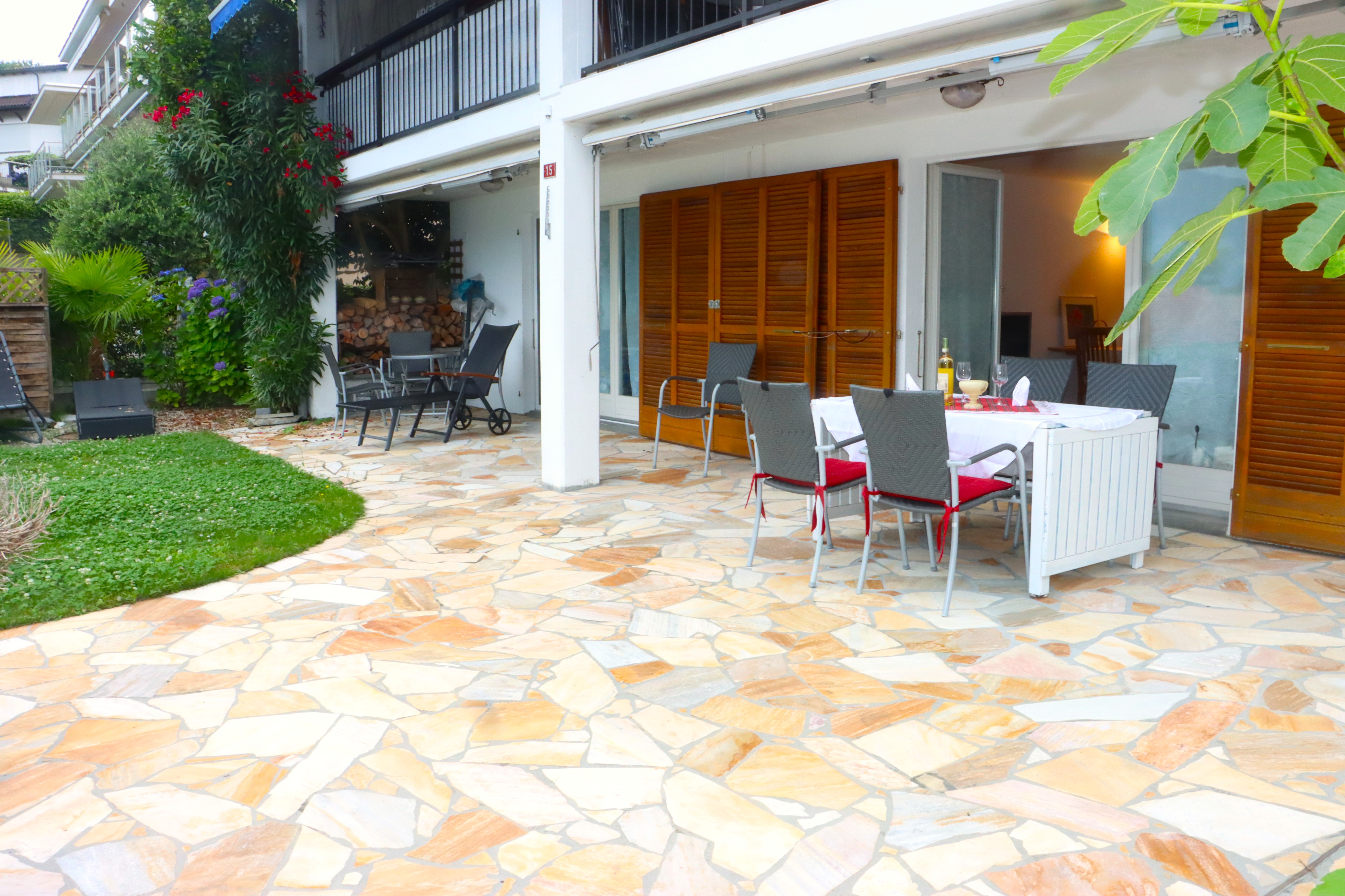 Terrasse mit Sitzgruppe vor Wohngebäude