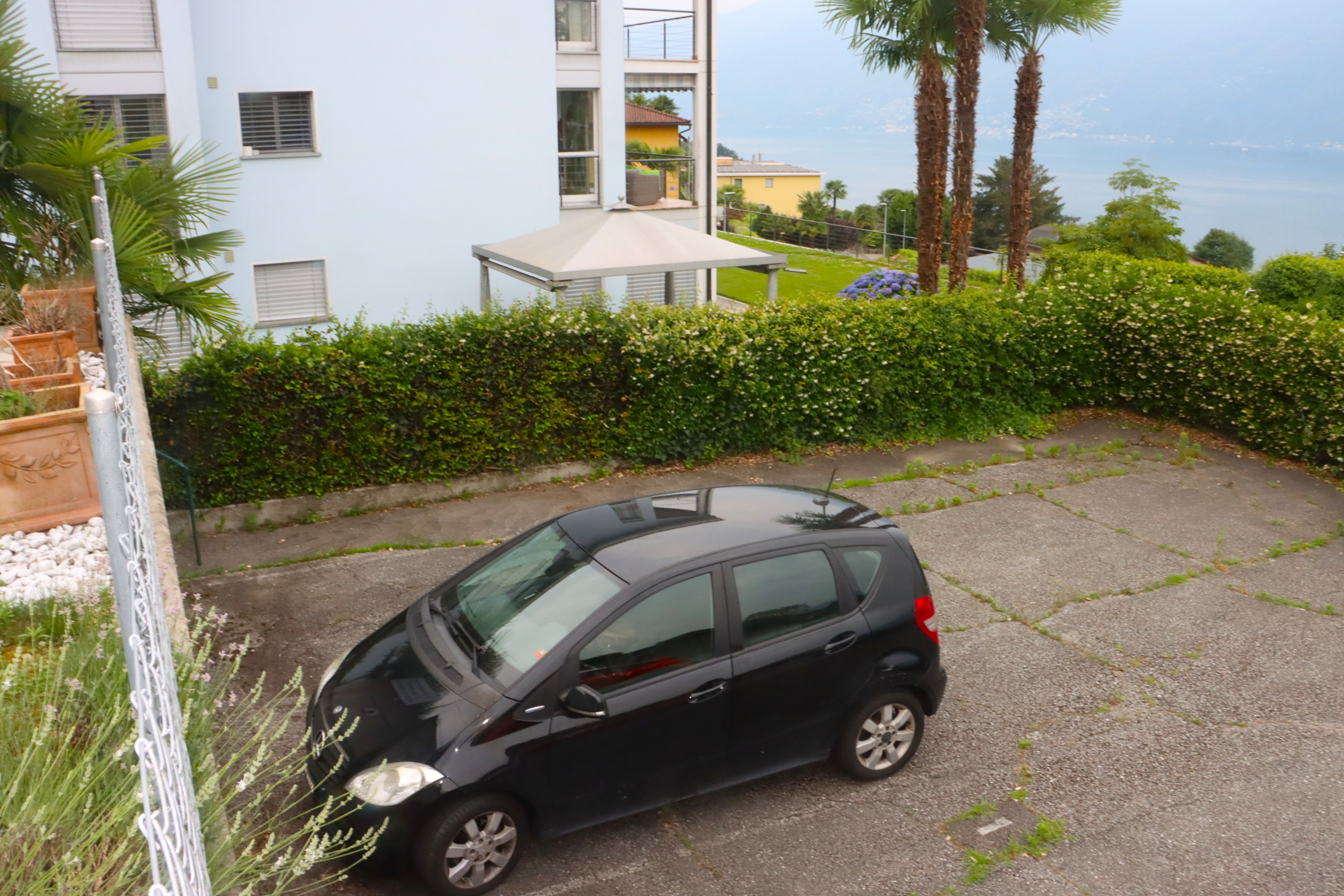 Außenansicht mit Parkplatz und Meerblick