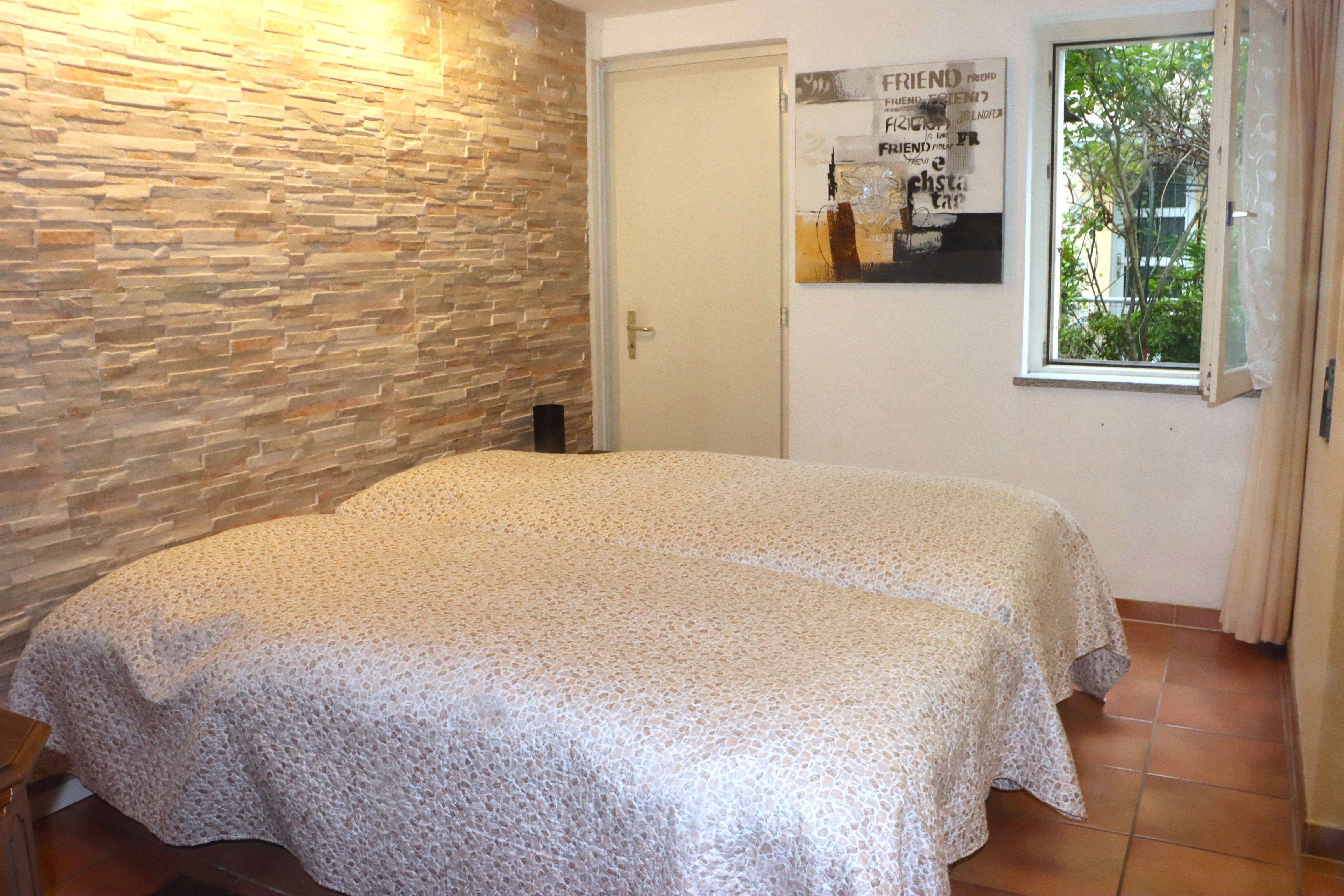 Schlafzimmer mit Naturstein-Akzentwand