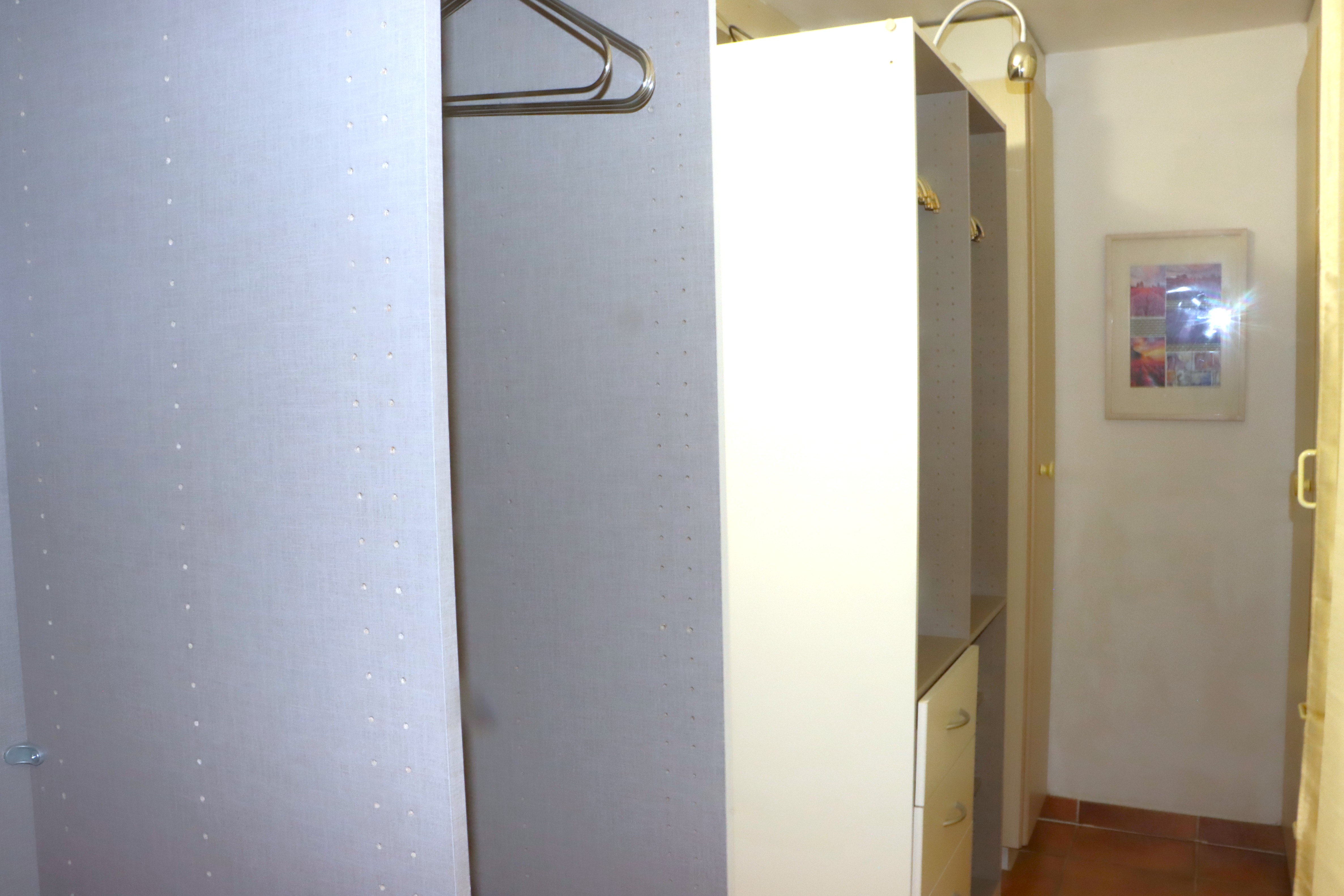 Begehbarer Kleiderschrank mit Einbauschränken