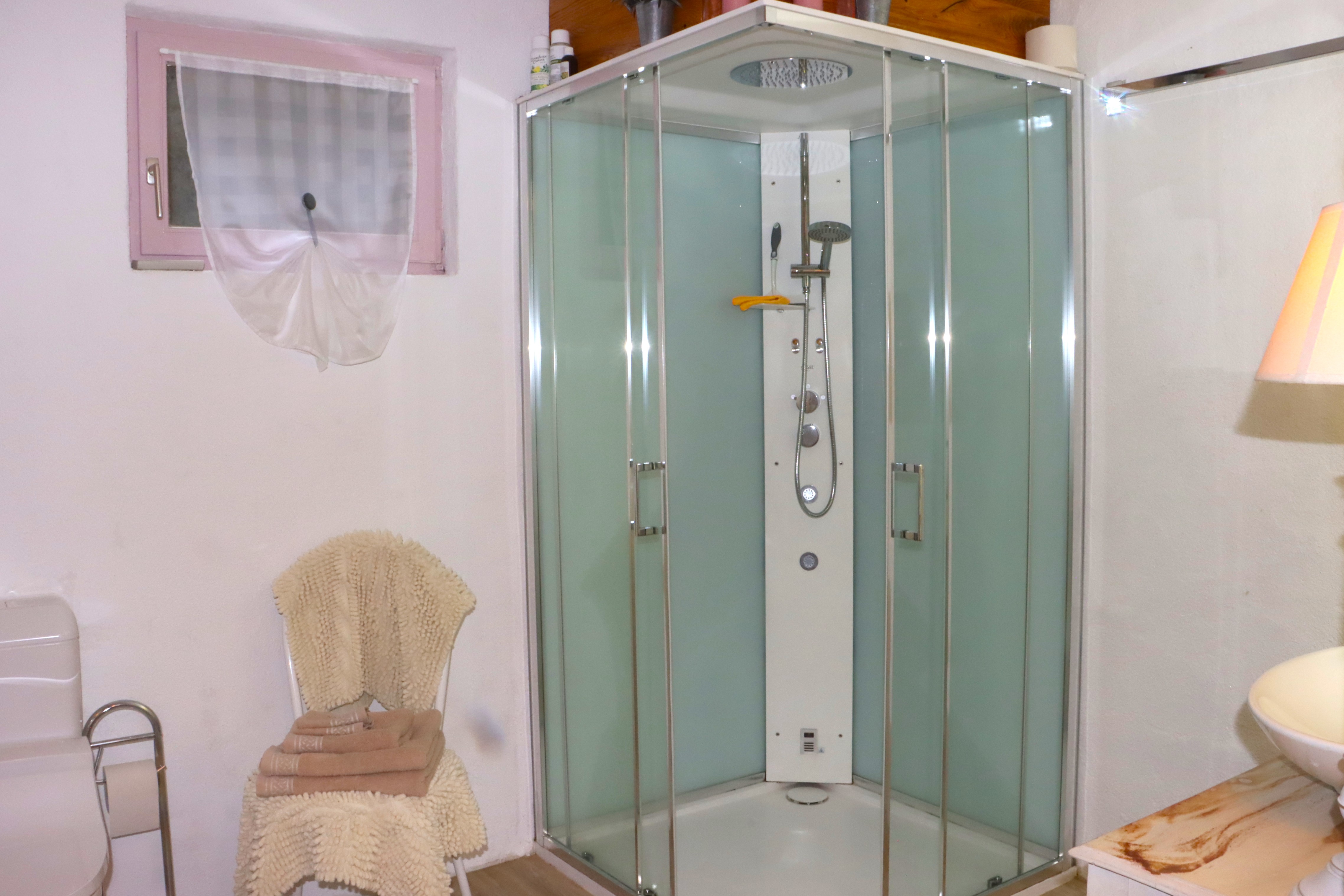 Modernes Badezimmer mit Duschkabine