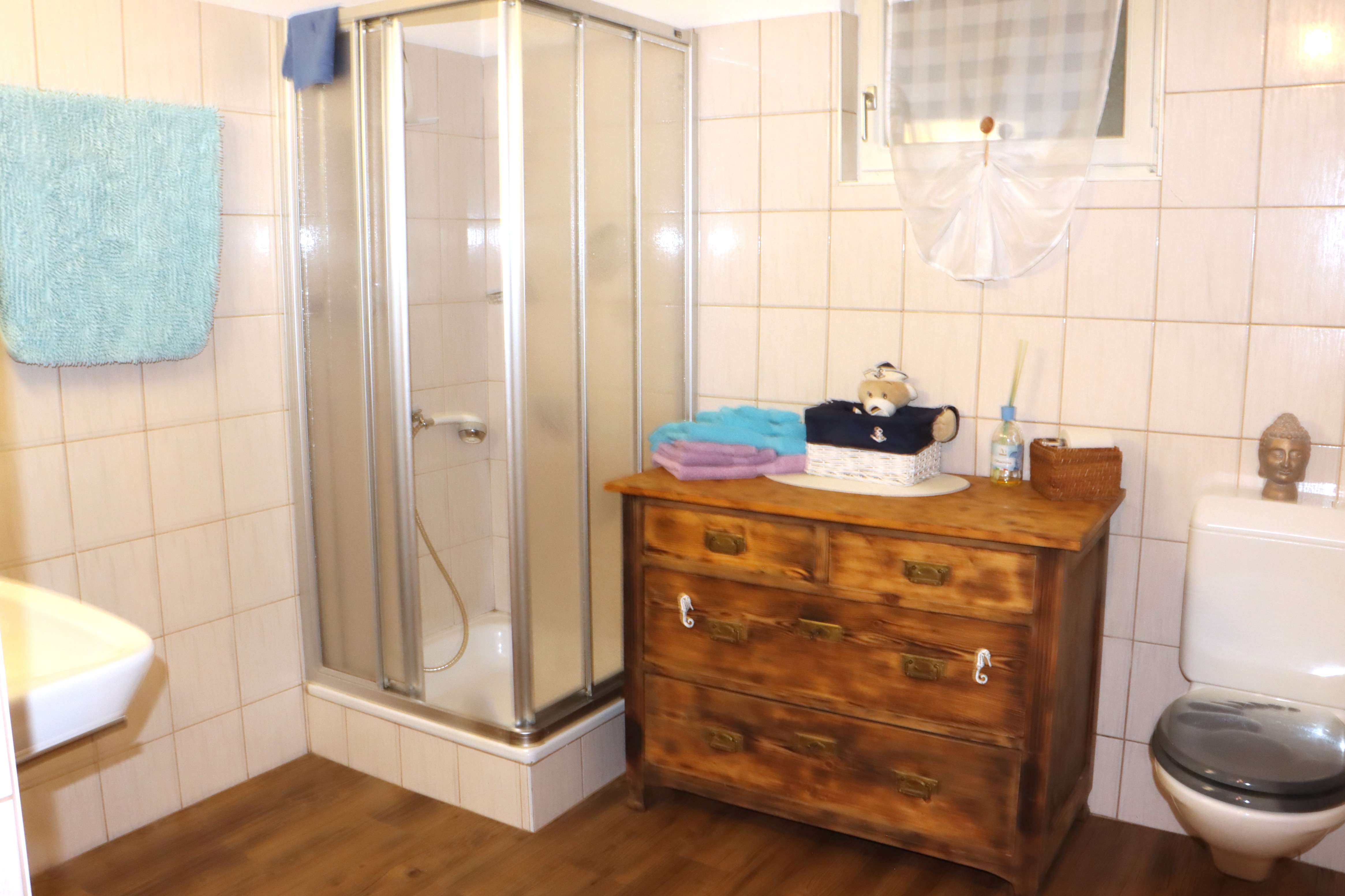 Badezimmer mit Dusche und WC