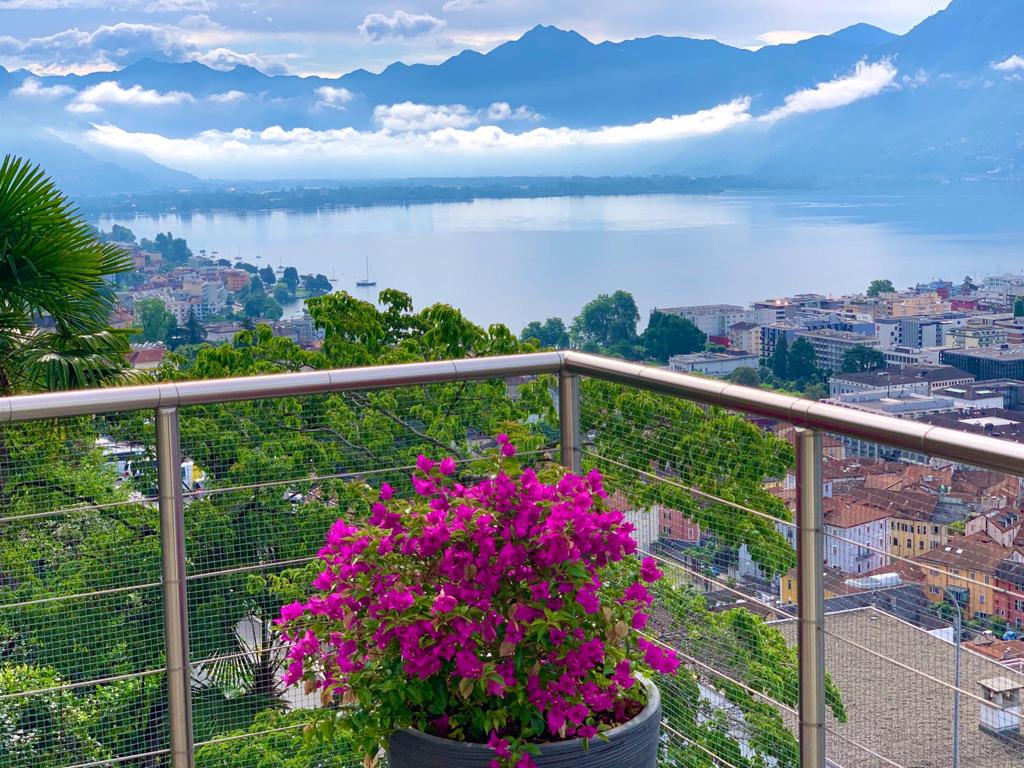 Balkon mit Seeblick und Bergpanorama
