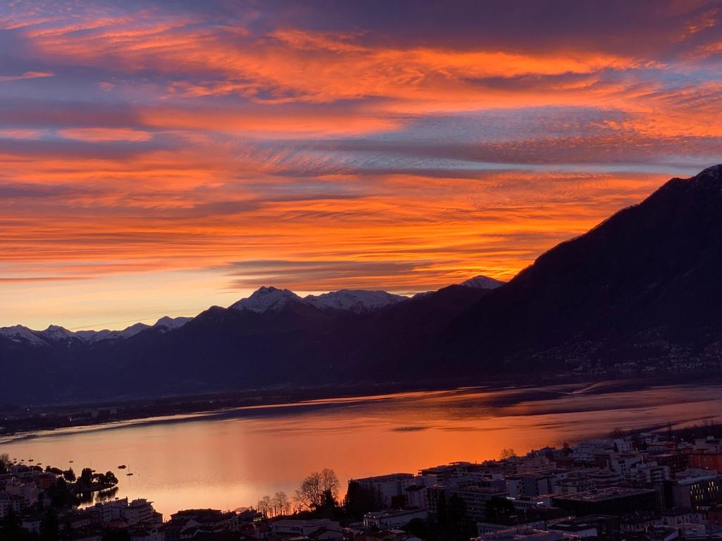 See- und Berglandschaft bei Sonnenuntergang