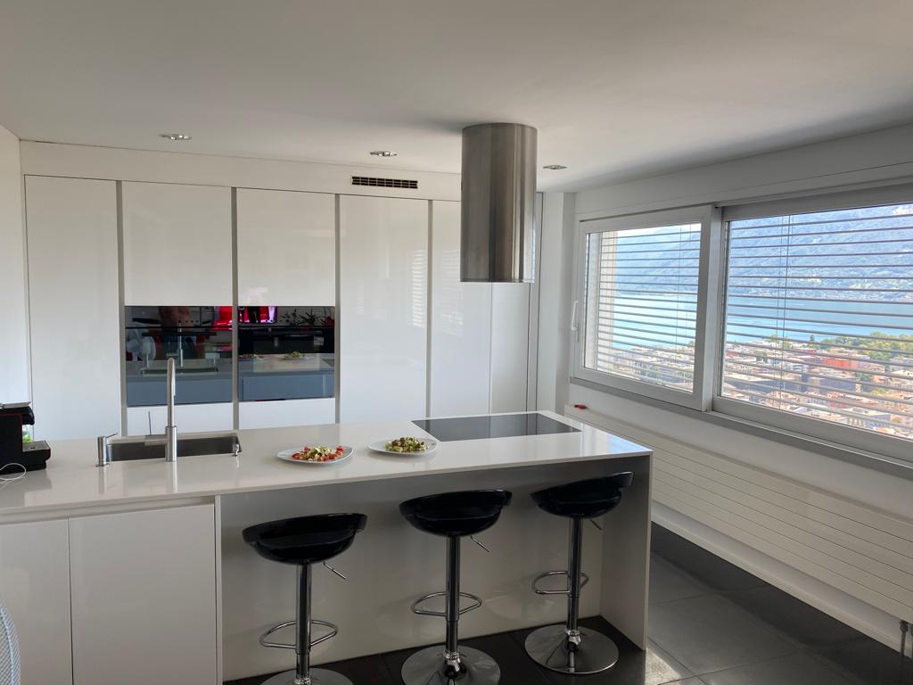 Moderne Küche mit Meerblick