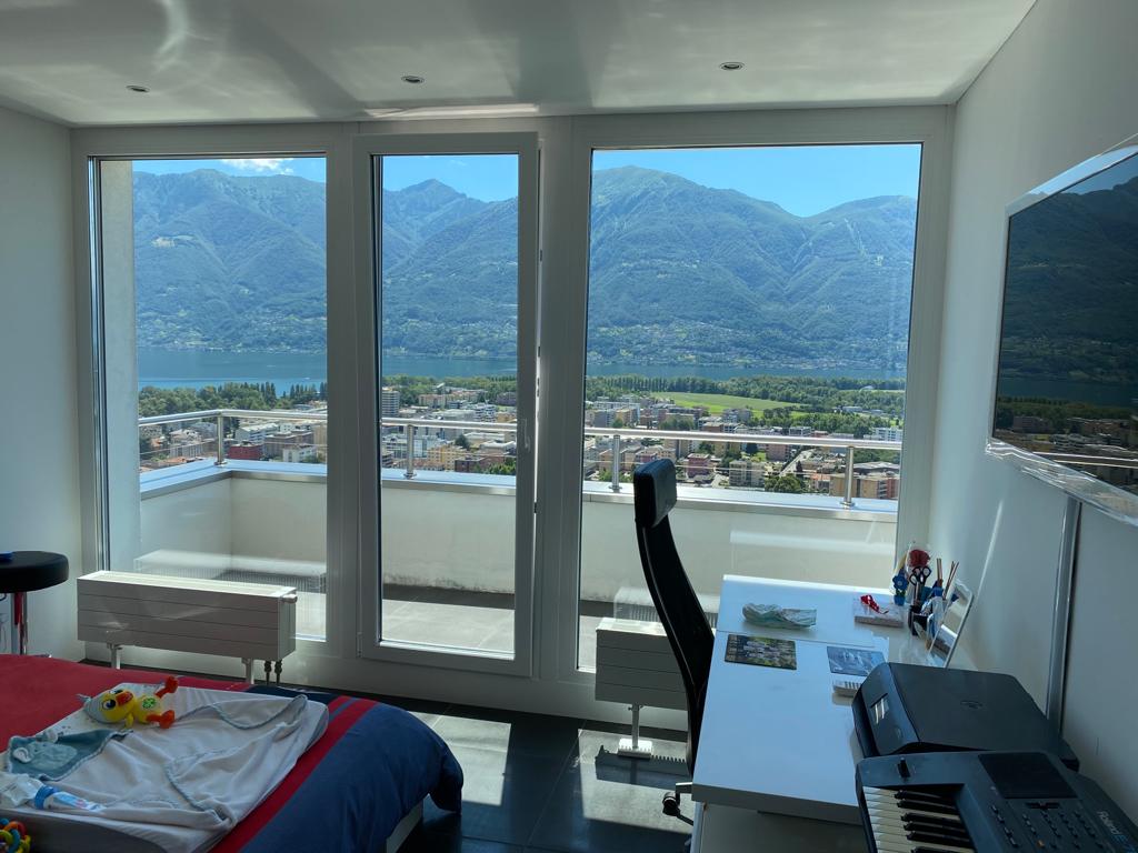 Helles Zimmer mit Berg- und Seeblick