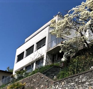Modernes Wohnhaus am Hang
