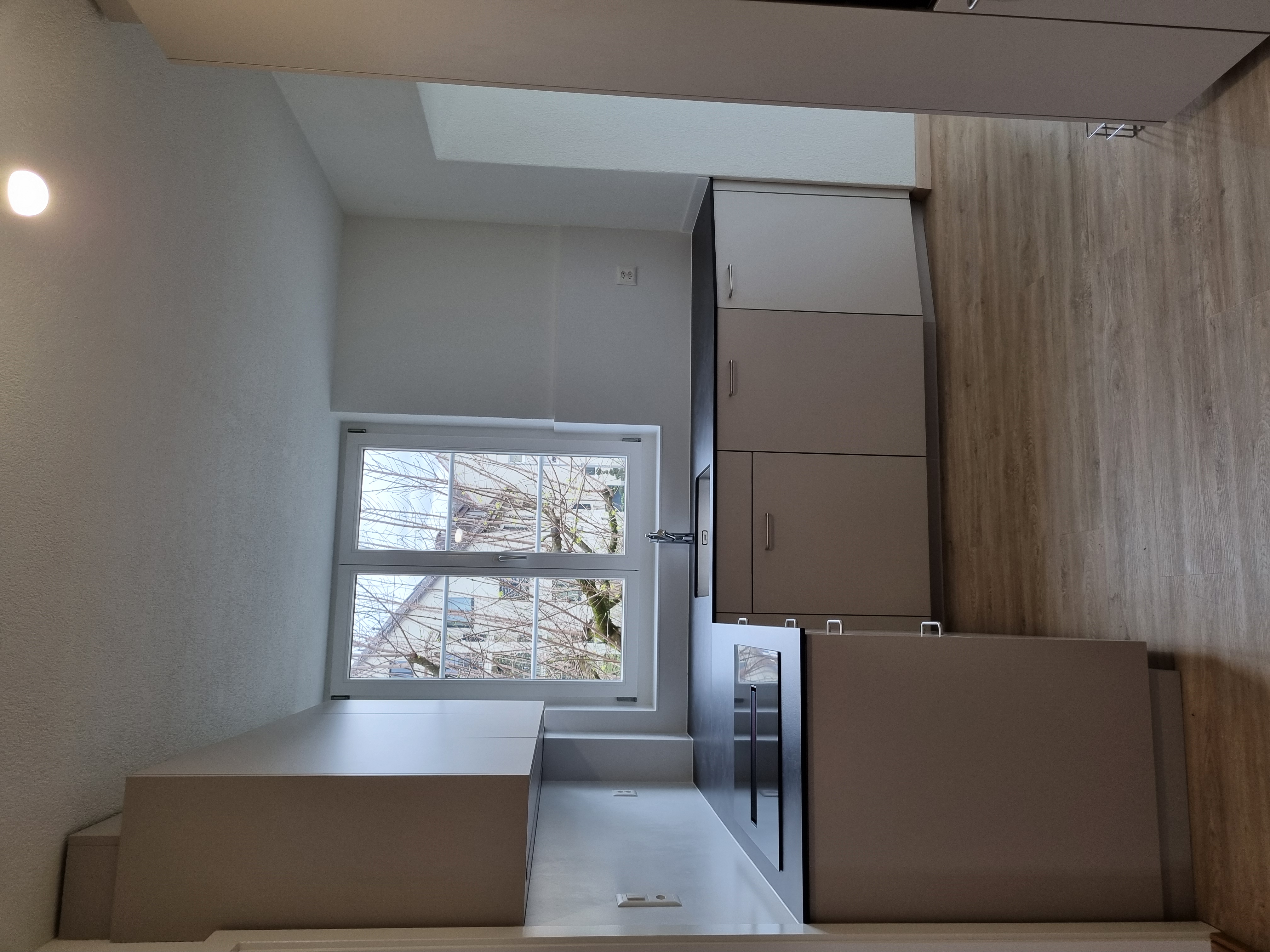 Moderne, helle Küche mit Fenster